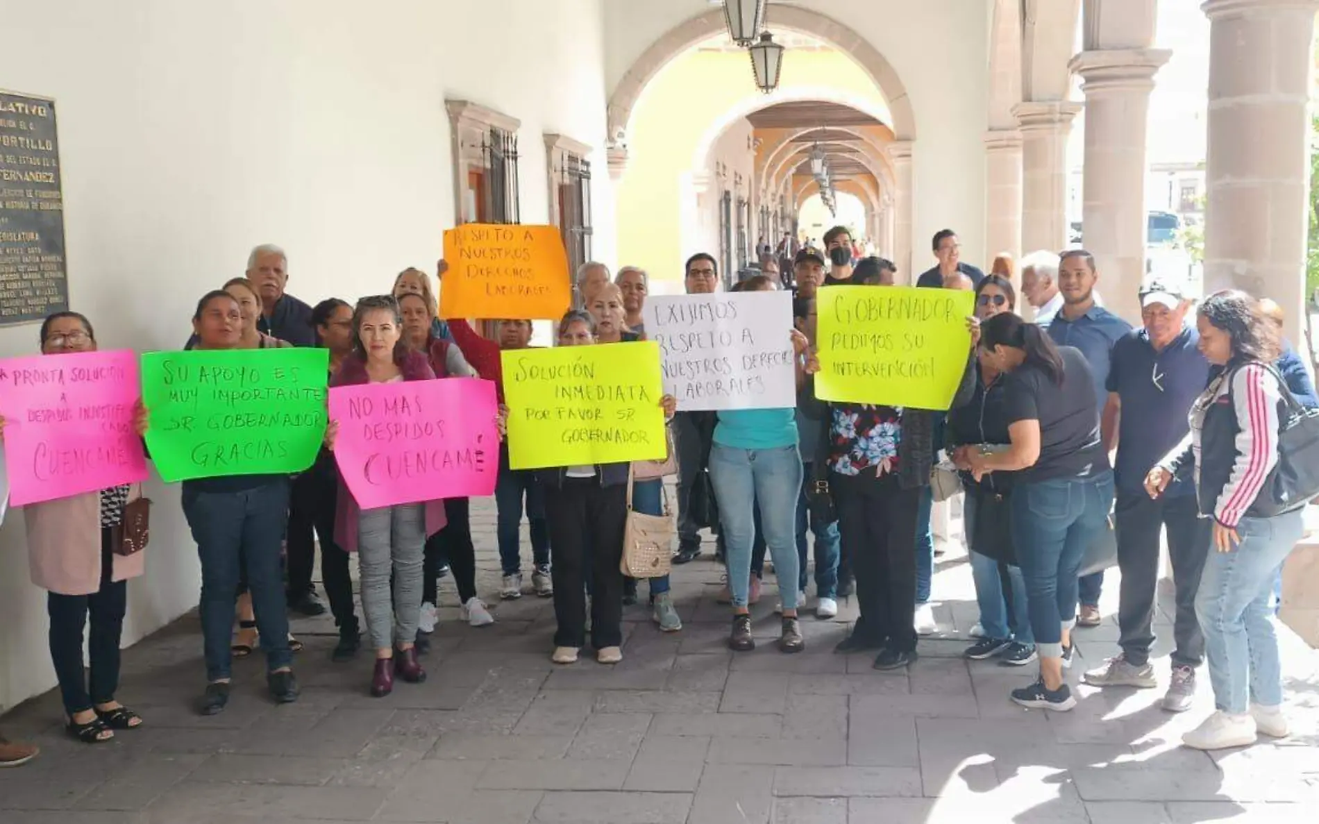 Se manifiestan extrabajadores municipales de Cuencamé en el Congreso de Durango